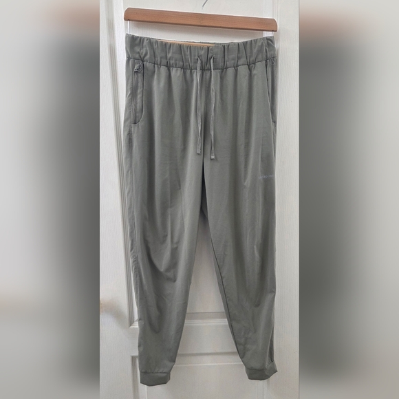 Patagonia Women's Terrebonne Joggers in Rock Geeen - Picture 5 of 11